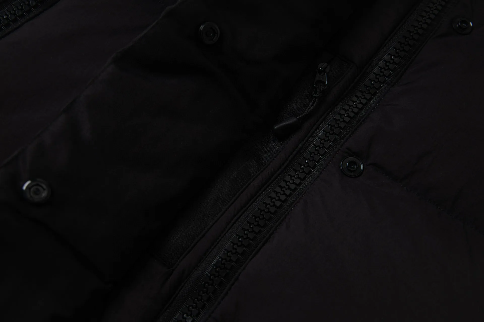 P770 model number: G124 Canada Goose PASTELS series new Parker couple's hooded down jacket 1️⃣The fabric is made of soft EnduraLuxe fabric, which enhances the durability of easy-to-wear parts, is lightweight and durable; the inner liner is made of anti-velvet gallbladder, which is comfortable and soft without velvet. It has a detachable hood, can be adjusted in two directions, and is also filled with down, which brings greater softness and wrapping around the head and neck, and is full of warmth. This parka features white trim on the back and sides, and the hardware locks are all original and custom-made to match the muted fabric color. Goose label: The official website’s new series of silicone material labels, non-embroidery labels. 2️⃣It is very youthful and energetic, and can be easily worn by both men and women. It is very in line with the fashion aesthetic concepts of today's young people! 3️⃣ A full set of customized accessories, complete with three standards, same style for men and women, a must-have for couples! Color: black, white, pink, stone gray, water-soluble blue Size: XS, S, M, L